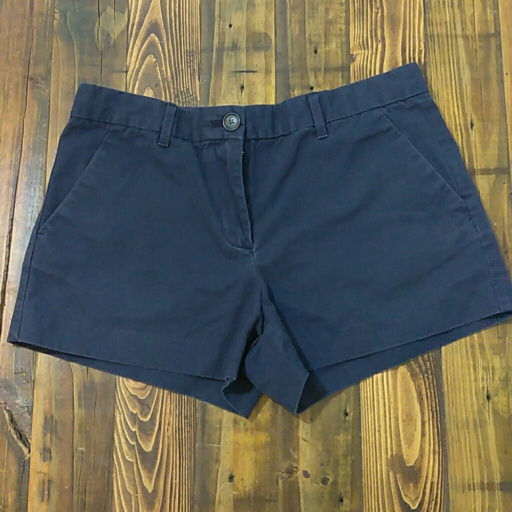 Navy blue summer short 0r khakis by Gap